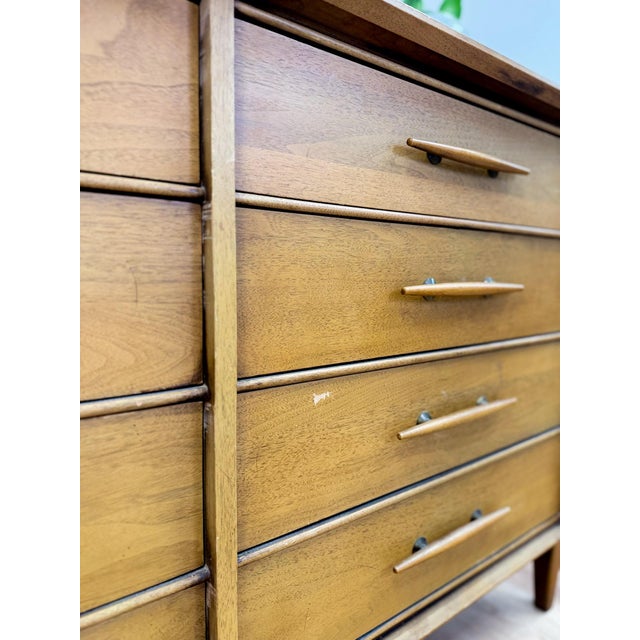 Brown Vintage Davis Cabinet Co MCM Atomic 8 Drawer Dresser With Wood Pulls Clean Lines For Sale - Image 8 of 15