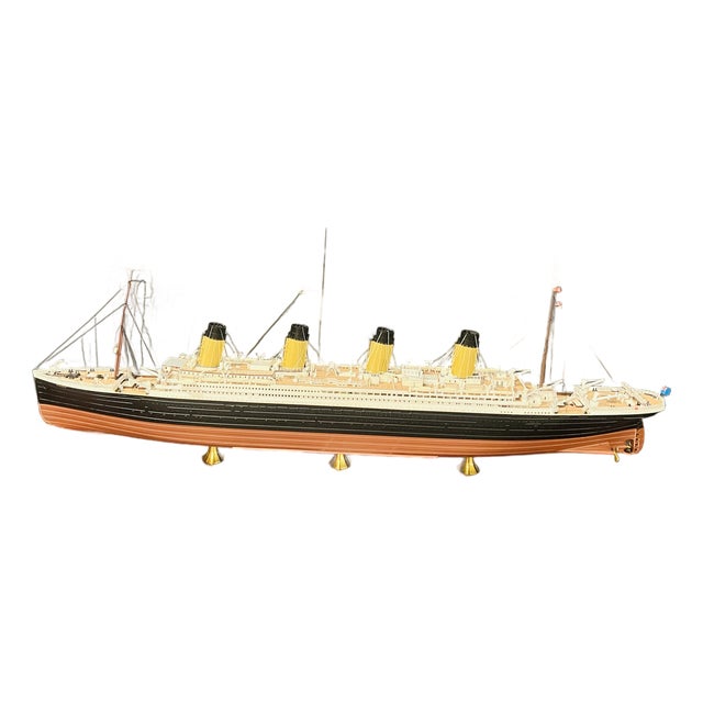 Late 20th Century r.m.s. Titanic Danbury Mint Collector’s Model Ship in Display Case – Museum Quality Detail For Sale
