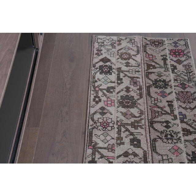 1970s 1970s Vintage Turkish Runner Rug - Neutral Beige & Floral Anatolian Small Runner - Handwoven Low-Pile Entryway Accent Rug For Sale - Image 5 of 10
