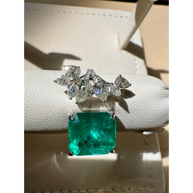 4.85 Ct Emerald Cut Emerald & 0.92 Ct Diamond Bypass Ring in 18 Kt Gold Size 7 For Sale In New York - Image 6 of 18