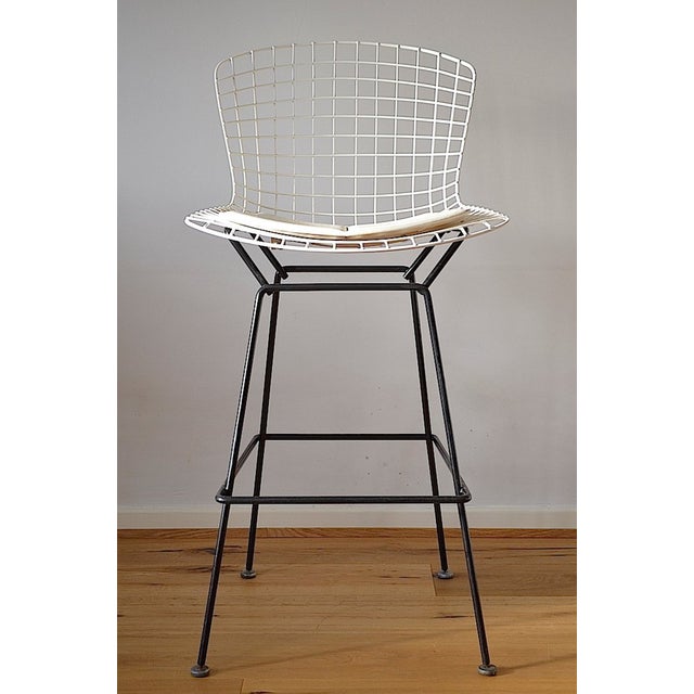A very beautiful bar stool by the Italian sculptor and furniture designer Harry Bertoia. - Bertoia designed this series in...