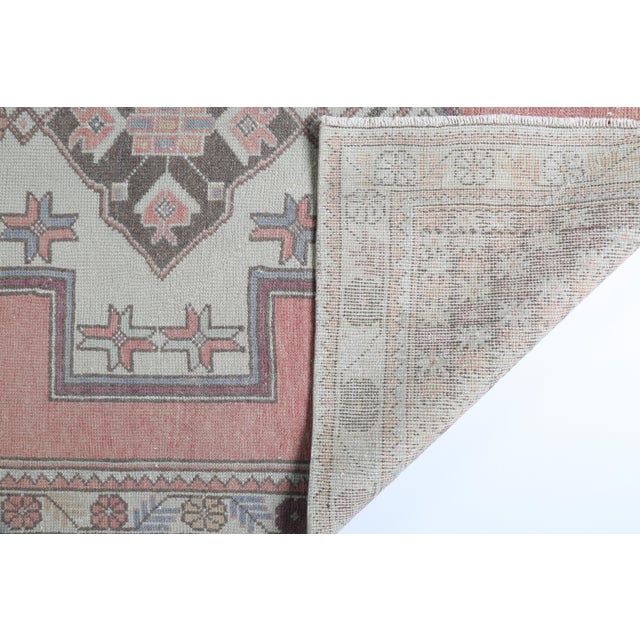 Mid 20th Century Vintage Tribal Turkish Rug in Soft Peach & Neutrals - Boho Turkish Medallion Rug With Graphic Borders -4' 3'' X 8' 5'' For Sale - Image 5 of 9