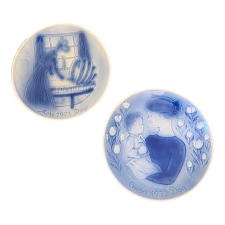 Vintage 1971–1972 Desirée Denmark Old Copenhagen Blue Mother’s Day Porcelain Plates – Set of 2 For Sale
