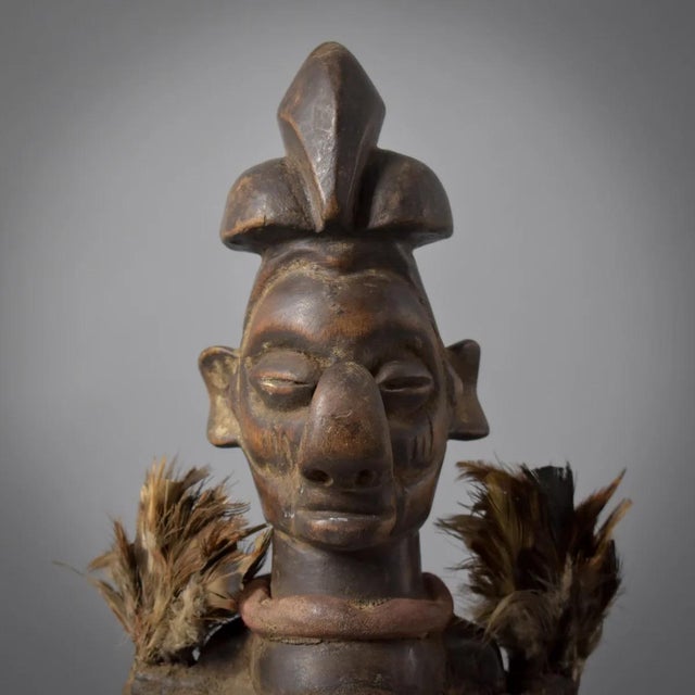African Early 20th Century Yaka Miniature Fetish With Feathers Figure For Sale - Image 3 of 11