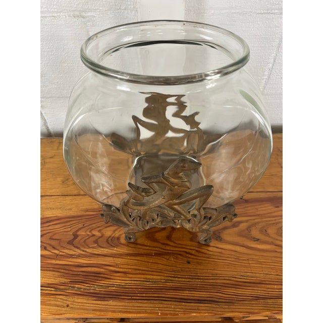 Art Deco Vintage Sculptural Cast Iron Gilt Fishbowl With Artistic Frog and Foliage Design For Sale - Image 3 of 6