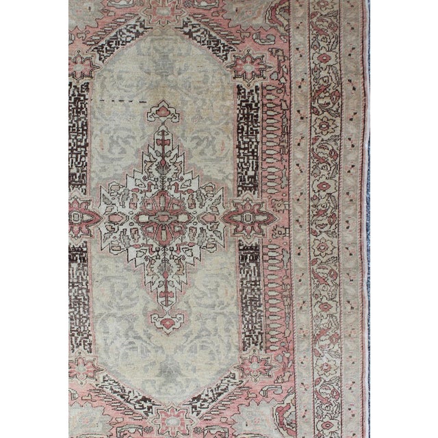 Early 20th century antique Turkish Sivas rug with delicate pink center medallion. Keivan Woven Arts / rug NA-63098,...