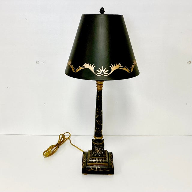 John-Richard 1980s Vintage French Neoclassical Style John-Richard Collection Wood Tole Table Lamp For Sale - Image 4 of 13