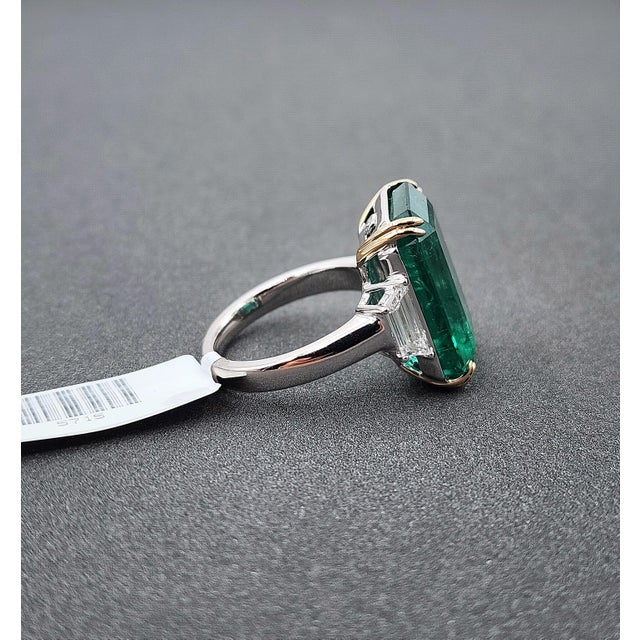 Metal 12.49 Ct Natural Emerald & Diamond Ring, Size 6.5 For Sale - Image 7 of 8