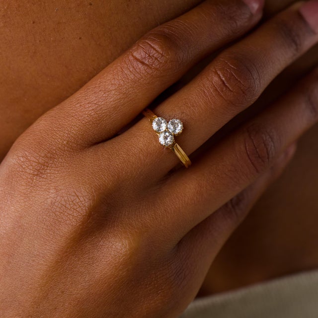 This beautiful Victorian diamond ring is a charming antique piece from the 1880’s, crafted in rich 18k yellow gold and set...