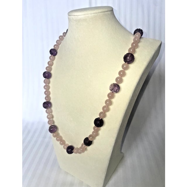 American Mid 20th Century Rose Quartz and Amethyst Knotted Bead Necklace For Sale - Image 3 of 7