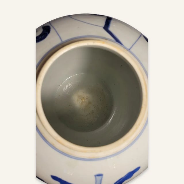 Chinese Pair of Large Blue and White Late 18th Century Chinese Porclain Covered Jars For Sale - Image 3 of 12