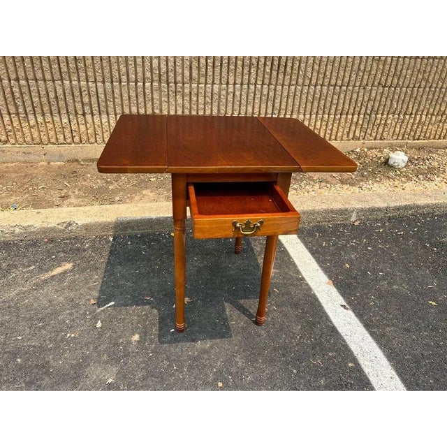 American Mid 20th Century Pair of Vintage American Traditional Style Solid Cherry with 1 Drawer Pembroke Drop Leaf Tables For Sale - Image 3 of 11