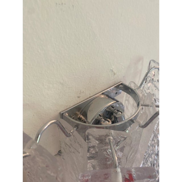 Transparent Pair of Contemporary Hammered Strips ”Listelli” Murano Glass Chromed Wall Sconces by Simoeng For Sale - Image 8 of 11
