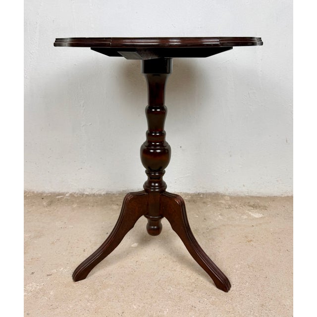 Brown 20th Century English Tilt-Top Side Table, 1940 For Sale - Image 8 of 9