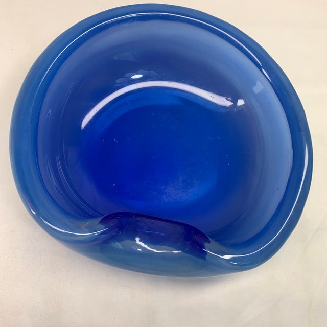 1960s Mid-20th Century Modern Cobalt & Opaline Murano Cased Art Glass Biomorphic Bowl For Sale - Image 5 of 7