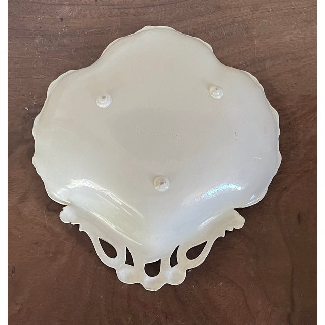 Antique 18th Century Wedgwood Creamware Rococo Sea Shell Form Dish With Feathered Edge For Sale - Image 14 of 15