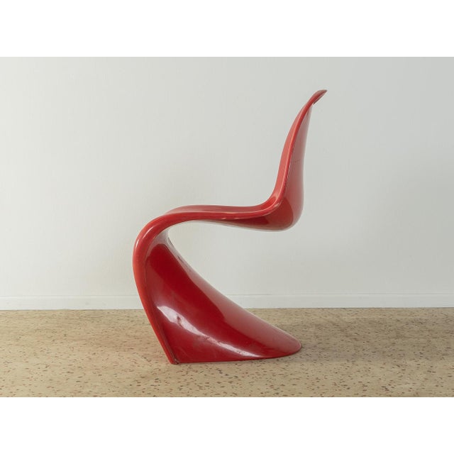 Timeless cantilever Panton Chair of the second generation (1968-71) based on a 1959 design by Verner Panton. High-quality...