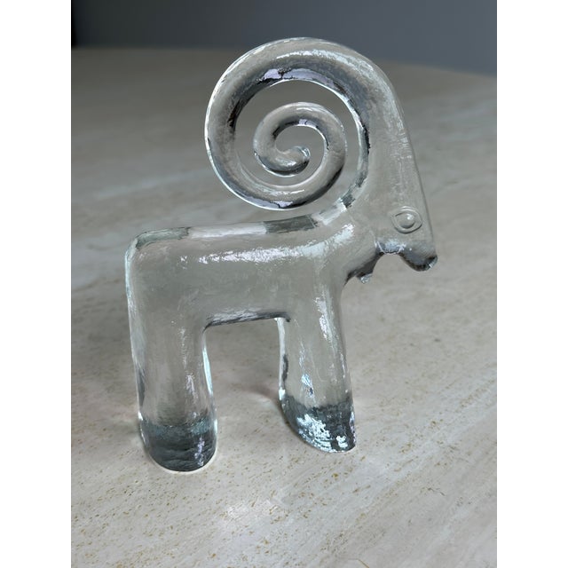 Kosta Boda glass figurine features a beautiful goat with a long and curvy horn. Designed by Bertil Vallien 1960s.