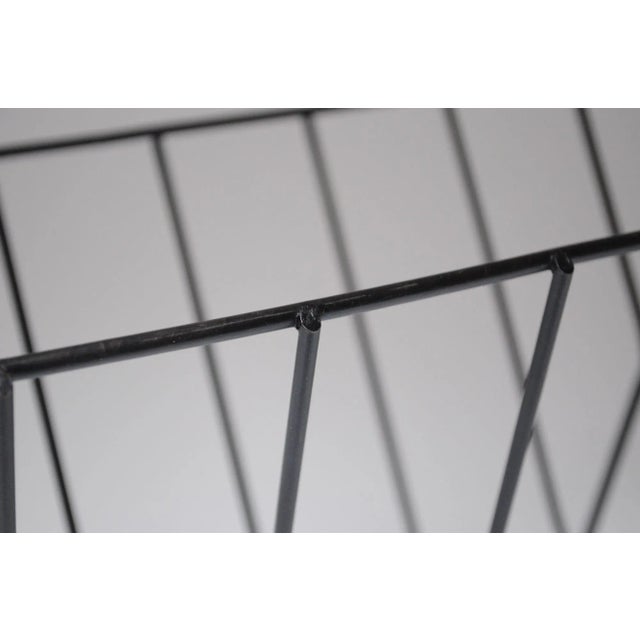 1950s Mid-Century American Modern Black Metal Wire Magazine Rack For Sale - Image 5 of 12