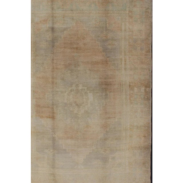 Faded Vintage Turkish Oushak Rug With Medallion Design in Taupe, Tan, Gray. Keivan Woven Arts / rug CA-12945, country of...