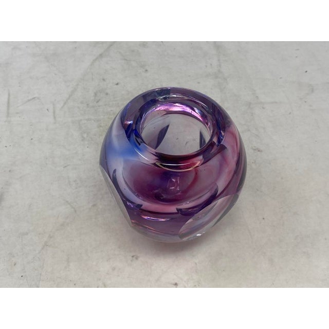 Mid-Century Modern MCM Murano Somerso Glass Vase in Violet & Raspberry | Attributed to Mandruzzato/Seguso For Sale - Image 3 of 5