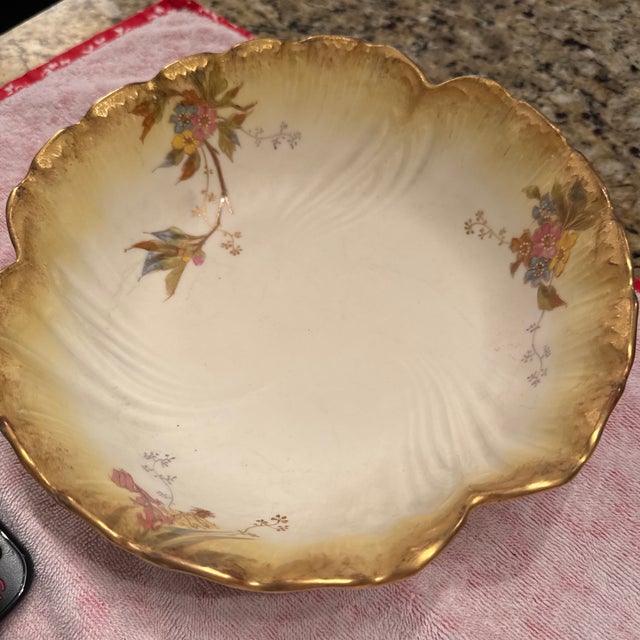 Limoges, France 1890s French Martial Redon Limoges Gilt Floral Scalloped Bowl For Sale - Image 4 of 5
