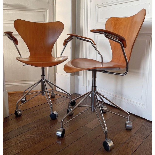 Wood finish and chrome-plated steel in excellent condition. This piece has an attribution mark, I am sure that it is...