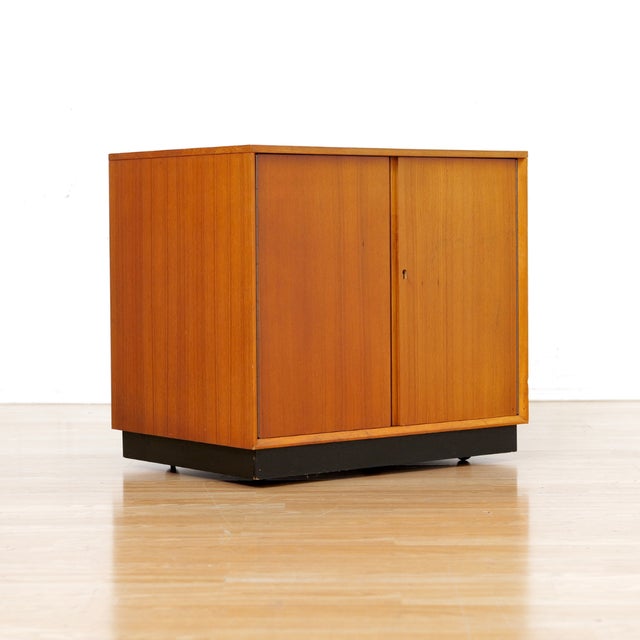1960s Mid Century Teak Vinyl Record Storage by Dynatron For Sale In Los Angeles - Image 6 of 11