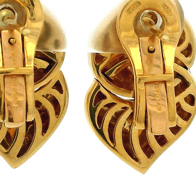Metal 1980s Bulgari Puffy Gancio Link 18k Yellow Gold Earrings, Pair For Sale - Image 7 of 11