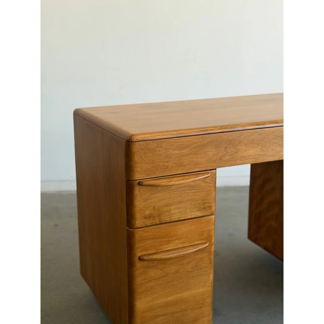 W44 D22 H30.5 KC24.5 KW20.5 This mid century Heywood desk stands the test of time through its sturdy constriction. Made...
