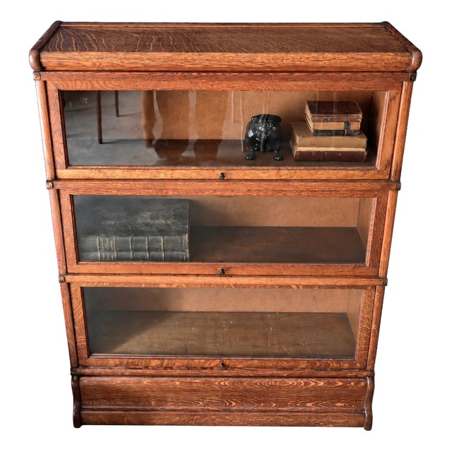 English Oak Sectional Barrister Bookcase in the style of Globe-Wernicke, 1910s For Sale