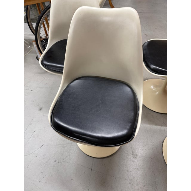1950s Early Production Knoll Saarinen Walnut Tulip Table & 4 Chairs 575 Madison For Sale In Palm Springs - Image 6 of 18