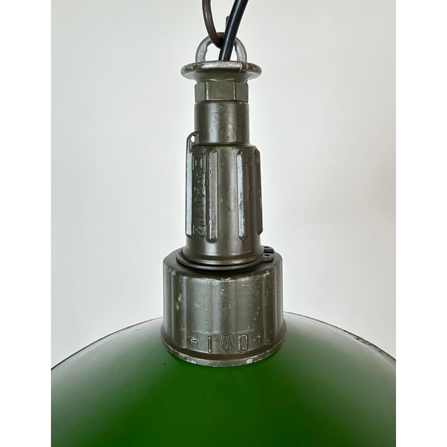 Mid-Century Modern Industrial Green Enamel Military Pendant Lamp with Cast Aluminium Top, 1960s For Sale - Image 3 of 18