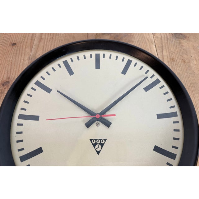 Industrial Brown Bakelite Factory Wall Clock from Pragotron, 1960s For Sale - Image 11 of 18