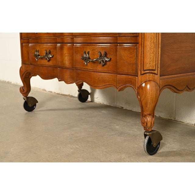 Thomasville French Provincial Louis XV Carved Walnut Buffet Server or Bar Cart, Circa 1970s For Sale - Image 14 of 17