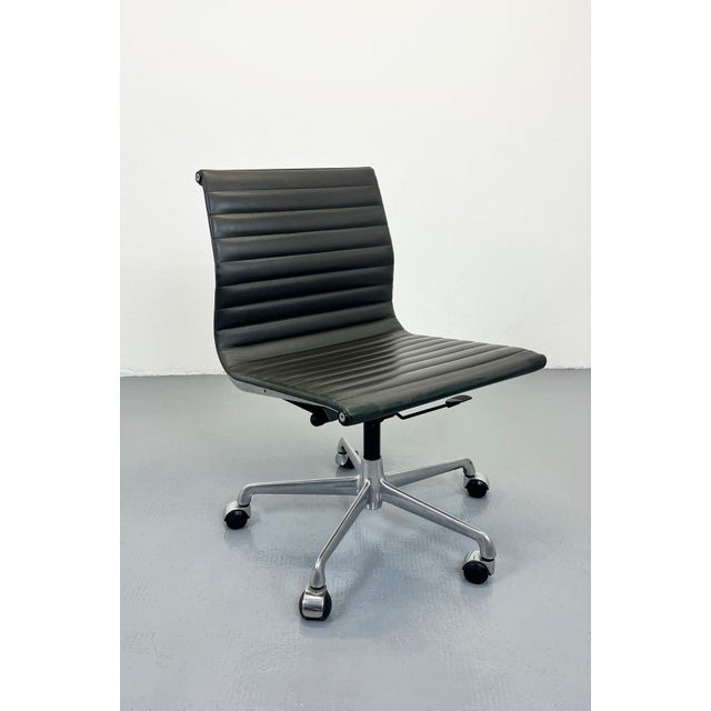 Very dark green color, the light significantly changes the perception of the color, here they appear green, with other...