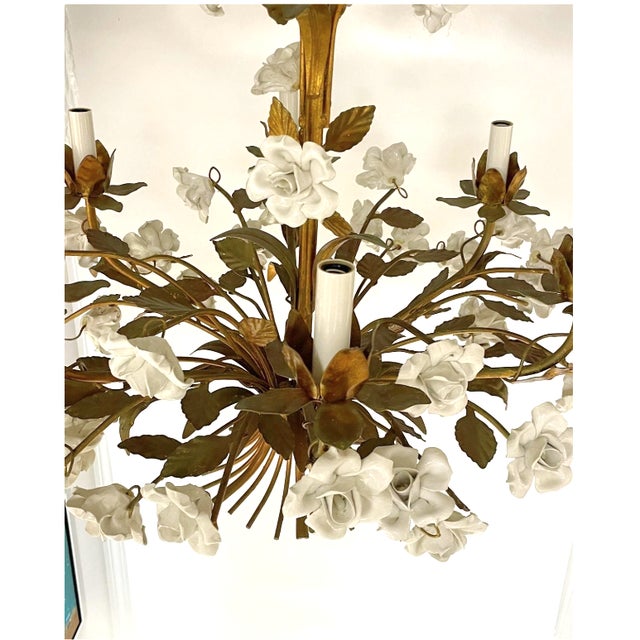 1960s Hollywood Regency Italian Gold Gilt Tole White Porcelain Roses Chandelier For Sale In Miami - Image 6 of 11