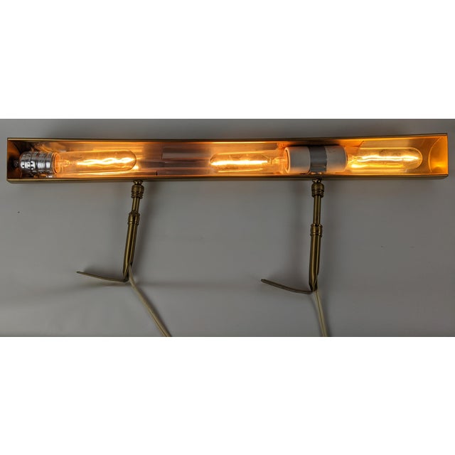 An elegant vintage picture light by House of Troy, a long-established American lighting manufacturer known for traditional...