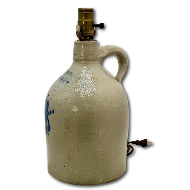 Antique 1870s American Peabody Massachusetts Blue Decorated 1 Gallon Stoneware Jug - Table Lamp Base Conversion For Sale - Image 9 of 18