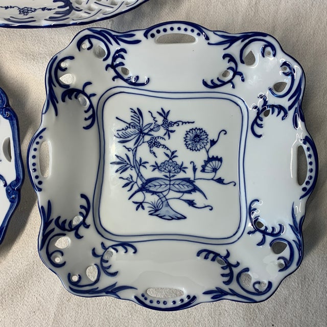 1990s Lillian Vernon Blue and White Porcelain Decorative Chinoiserie Plates Set of 3 For Sale - Image 5 of 6