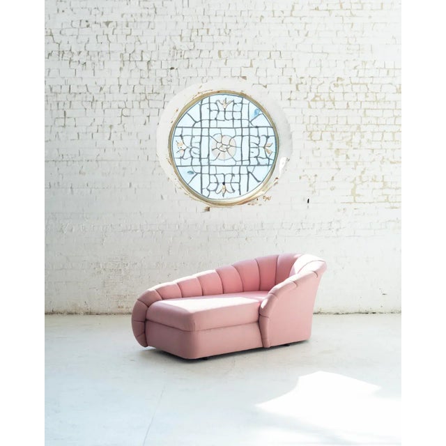 This Mauve Scalloped Chaise Lounge, is a masterpiece designed by Vladimir Kagan for Directional in the 1980s. It exudes...