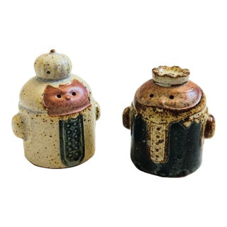 Mid Century Pottery King and Queen Salt and Pepper Shakers For Sale
