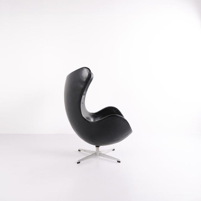 1950s Egg Chair in Black Leather by Arne Jacobsen for Fritz Hansen, 1950s For Sale - Image 5 of 15