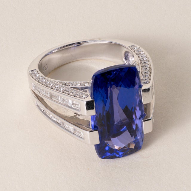 Modern Estate 18k White Gold 11.56 Carat Tanzanite and Diamond Ring, Size 6.5 For Sale - Image 3 of 5