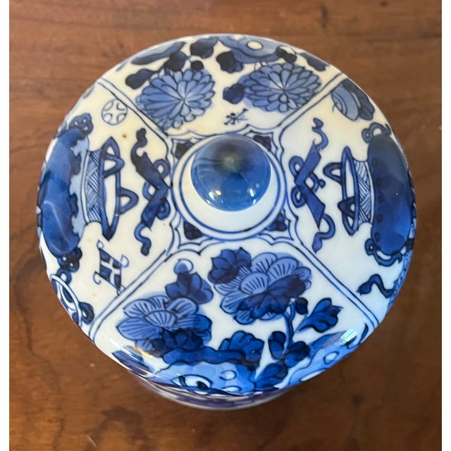 17th Century Antique Kangxi Period Blue & White Porcelain Covered Jar Decorated With Precious Objects For Sale - Image 5 of 9