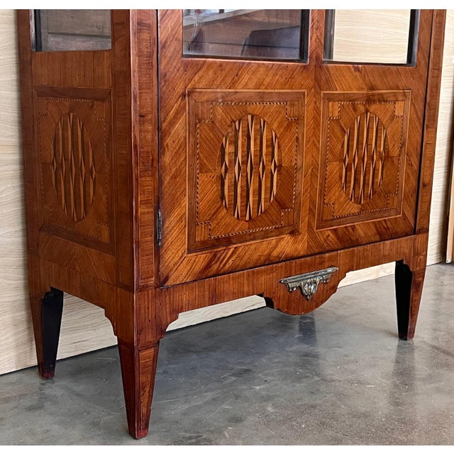 Late 20th Century Louis XVI Style Showcase Vitrine in Walnut with Geometrical Marquetry For Sale - Image 9 of 18