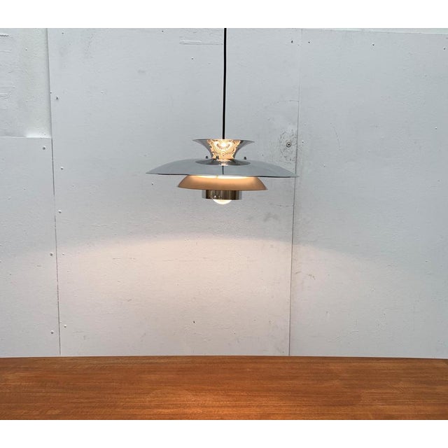 Classic slat pendant lamp from the Danish manufacturer Lyskaer. Here in a special version with a reflective surface. The...