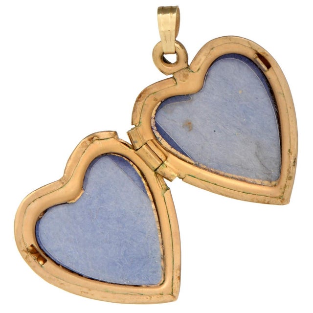 This embossed heart locket pendant is the perfect way to express your love. Glittering and luminous like a star, this...