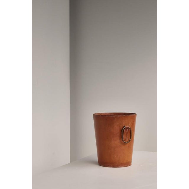 A beautiful 1950s leather paper basket with brass handle by Carl Auböck, Austria. Made by Werkstätte Carl Auböck and sold...