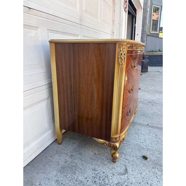 French Provincial Mid 20th Century French Provincial Dresser | Hollywood Regency Burl Walnut Marquetry & Gilt Bombe Chest For Sale - Image 3 of 11